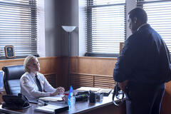 (S-D) Laura Allen come Chief Robinson, Eamonn Walker come Chief Wallace Boden in Chicago Fire 12x08
