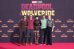 Shawn Levy, Ryan Reynolds, Emma Corrin, Hugh Jackman e Wendy Jacobson al Fan Event berlinese a UCI Luxe di Deadpool & Wolverine dei Marvel Studios, il 7 luglio 2024.