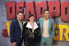 (S-D) Hugh Jackman, Emma Corrin e Ryan Reynolds partecipano all'evento fan del Regno Unito di Deadpool & Wolverine dei Marvel Studios all'Eventim Apollo, Londra, l'11 luglio 2024