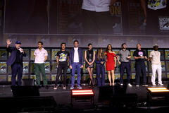 Kevin Feige, Ryan Reynolds, Shawn Levy, Hugh Jackman, Emma Corrin, Dafne Keen, Jennifer Garner, Chris Evans, Channing Tatum e Wesley Snipes sul palco della Hall H al SDCC in San Diego 2024 il 25 luglio 2024