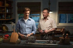 (S-D) Patrick Gibson come Dexter Morgan e Christian Slater come Harry Morgan in Dexter: Original Sin 1x02