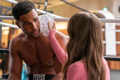 (S-D) Lucien Laviscount come Alfie, Lily Collins come Emily in Emily in Paris 4x01