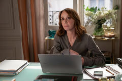 Philippine Leroy-Beaulieu come Sylvie Grateau in Emily in Paris 4x01