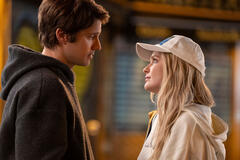 (S-D) Lucas Bravo come Gabriel, Camille Razat come Camille in Emily in Paris 4x02