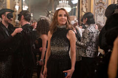 Philippine Leroy-Beaulieu come Sylvie Grateau in Emily in Paris 4x03