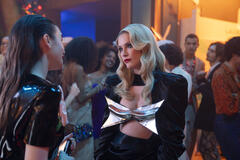 (S-D) Lily Collins come Emily, Camille Razat come Camille in Emily in Paris - Stagione 4