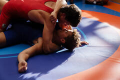 Fernando Líndez come Joel, André Lamoglia come Iván in Elite 8x02