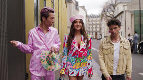 (S-D) Jin Xuan Mao come Etienne, Ashley Park come Mindy, Kevin Dias come Benoit in Emily in Paris 4x01