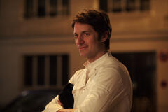 Lucas Bravo come Gabriel in Emily in Paris 4x03