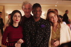 (S-D) Lily Collins come Emily, Bruno Gouery come Luc, Samuel Arnold come Julien, Philippine Leroy-Beaulieu come Sylvie Grateau in Emily in Paris 4x05