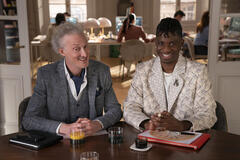 (S-D) Bruno Gouery come Luc, Samuel Arnold come Julien in Emily in Paris - Stagione 4