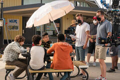 Mason Thames, Raphael Alejandro, Bardia Seiri, Ramon Reed, scrittore/regista John Chernin e scrittore/regista Dave Chernin sul set di Incoming - I nuovi arrivati