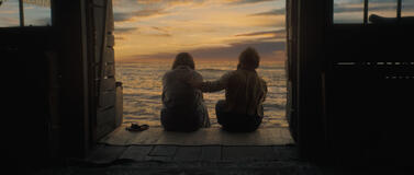 (S-D) Daisy Ridley come Trudy Ederle e Stephen Graham come Bill Burgess in La Ragazza del Mare