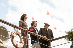 (S-D) Jeanette Hain come Gertrud Ederle, Daisy Ridley come Trudy Ederle e Kim Bodnia come Henry Ederle in La Ragazza del Mare