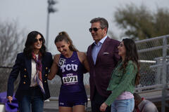 Demi Moore, Dani Raen, Jon Hamm e Rylie Rodriguez in Landman 1x02