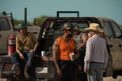 (S-D) Jacob Lofland come Cooper Norris, Mustafa Speaks come Boss e Billy Bob Thornton come Tommy Norris in Landman 1x04