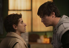 Emmanuel Restrepo come Camilo Granados, Ángelo Valotta come Quinones in La Primera Vez 1x02