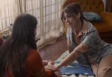 Sara Pinzón come Luisa, Verónica Orozca come Ana in La Primera Vez 1x02