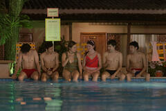 (S-D) Brandon Figueredo come Álvaro Castro, Mateo García Mazo come Rodrigo Arbelaez, Francisca Estevez come Eva Samper, Sara Pinzón come Luisa Salcedo, Emmanuel Restrepo come Camilo Granados, Sergio Palau come Martín Salcedo in La Primera Vez 2x04