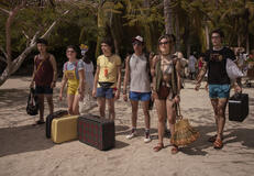 (S-D) Mateo García Mazo come Rodrigo Arbelaez, Sara Pinzón come Luisa Salcedo, Emmanuel Restrepo come Camilo Granados, Sergio Palau come Martín Salcedo, Francisca Estevez come Eva Samper, Julián Cerati come Gustavo Pavón in La Primera Vez 2x05