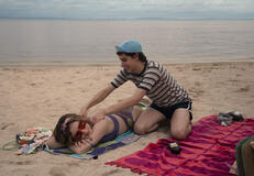 (S-D) Emmanuel Restrepo come Camilo Granados, Francisca Estevez come Eva Samper in La Primera Vez 2x05