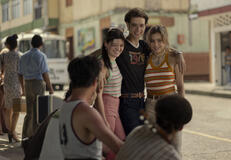 (S-D) Sara Pinzón come Luisa Salcedo, Julián Cerati come Gustavo Pavón, Francisca Estevez come Eva Samper in La Primera Vez 2x05