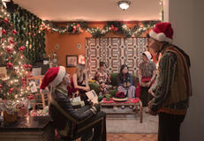 (S-D) Emmanuel Restrepo come Camilo Granados, Francisca Estevez come Eva Samper, Verónica Orozco come Ana, Sara Pinzón come Luisa Salcedo, Sergio Palau come Martín Salcedo, Mateo García Mazo come Rodrigo Arbelaez in La Primera Vez 2x05