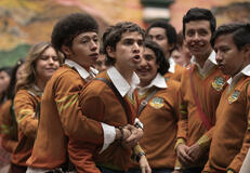 (S-D) Mateo García Mazo come Rodrigo Arbelaez, Emmanuel Restrepo come Camilo Granados in La Primera Vez 2x10