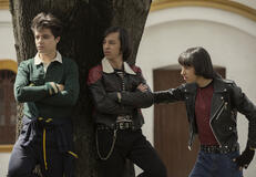 (S-D) Brandon Figueredo come Álvaro Castro, Billy Heins come William Acuña, Santiago Heins come Edgar Acuña in La Primera Vez 2x10