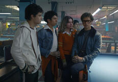 (S-D) Brandon Figueredo come Álvaro Castro, Sergio Palau come Martín Salcedo, Francisca Estevez come Eva Samper, Julián Cerati come Gustavo Pavón in La Primera Vez 2x10