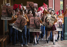 (S-D) Emmanuel Restrepo come Camilo Granados, Mateo García Mazo come Rodrigo Arbelaez, Julián Cerati come Gustavo Pavón, Sara Pinzón come Luisa Salcedo, Francisca Estevez come Eva Samper La Primera Vez 2x10