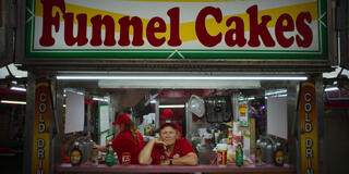 Un venditore di funnel cake alla Fiera dello Stato dell'Iowa in Omnivore 1x08