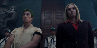 Mackenyu Arata come Roronoa Zoro, Aidan Scott come Helmeppo in One Piece - Stagione 1
