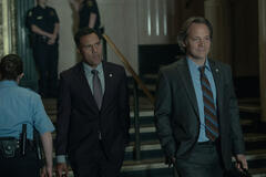 O-T Fagbenle e Peter Sarsgaard in Presunto innocente 1x04