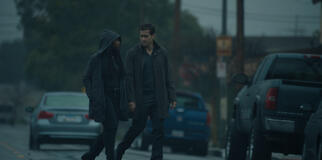 Nana Mensah e Jake Gyllenhaal in Presunto innocente 1x04