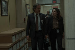 Peter Sarsgaard e Virginia Kull in Presunto innocente 1x04