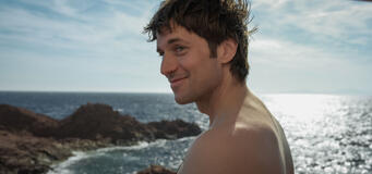 Lucas Bravo in Libre di Mélanie Laurent