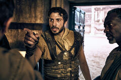 Dimitri Leonidas come Scorpus, David Wurawa come Gavros in Those About To Die 1x08