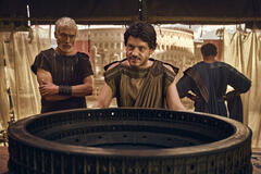 Bruno Bilotta come Atticus, Iwan Rheon come Tenaax in Those About To Die 1x08