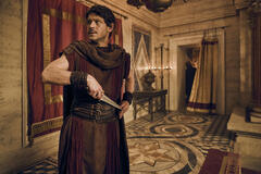 Iwan Rheon come Tenax in Those About To Die 1x09