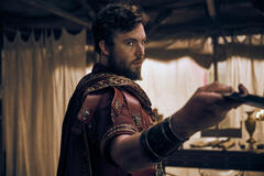 Tom Hughes come Titus in Those About To Die 1x09