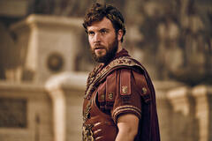 Tom Hughes come Titus in Those About To Die 1x10