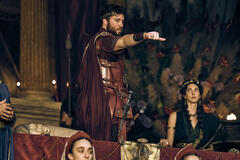 (S-D) Tom Hughes come Titus, Romana Maggiora Vergaro come Salena in Those About To Die 1x10