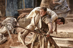 Taron Egerton come Robin in Robin Hood - L'origine della leggenda