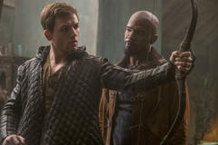 Taron Egerton come Robin (sx) e Jamie Foxx come John (dx) in Robin Hood - L'origine della leggenda
