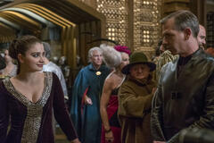 Eve Hewson come Marian e Ben Mendelsohn come Sceriffo in Robin Hood - L'origine della leggenda