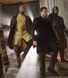 Jamie Foxx come John (sx) e Taron Egerton come Robin (dx) in Robin Hood - L'origine della leggenda
