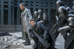 Ben Mendelsohn come Sceriffo (sx) e Paul Anderson come Guy (dx) in Robin Hood - L'origine della leggenda