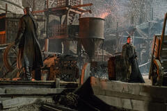 Jamie Foxx come John (sx) e Taron Egerton come Robin (dx) in Robin Hood - L'origine della leggenda