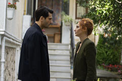 Kaan Urgancioglu (Ilgaz Kaya), Basak Gümülcinelioglu (Neva Seçkin) in Segreti di Famiglia 1x10